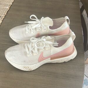 Women’s Nike sneaker